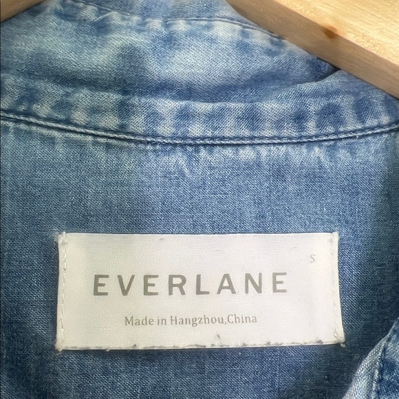 Everlane - Light Wash Button Down Soft Pocket Long Sleeve Jean Shirt Size Small - Picture 9 of 11